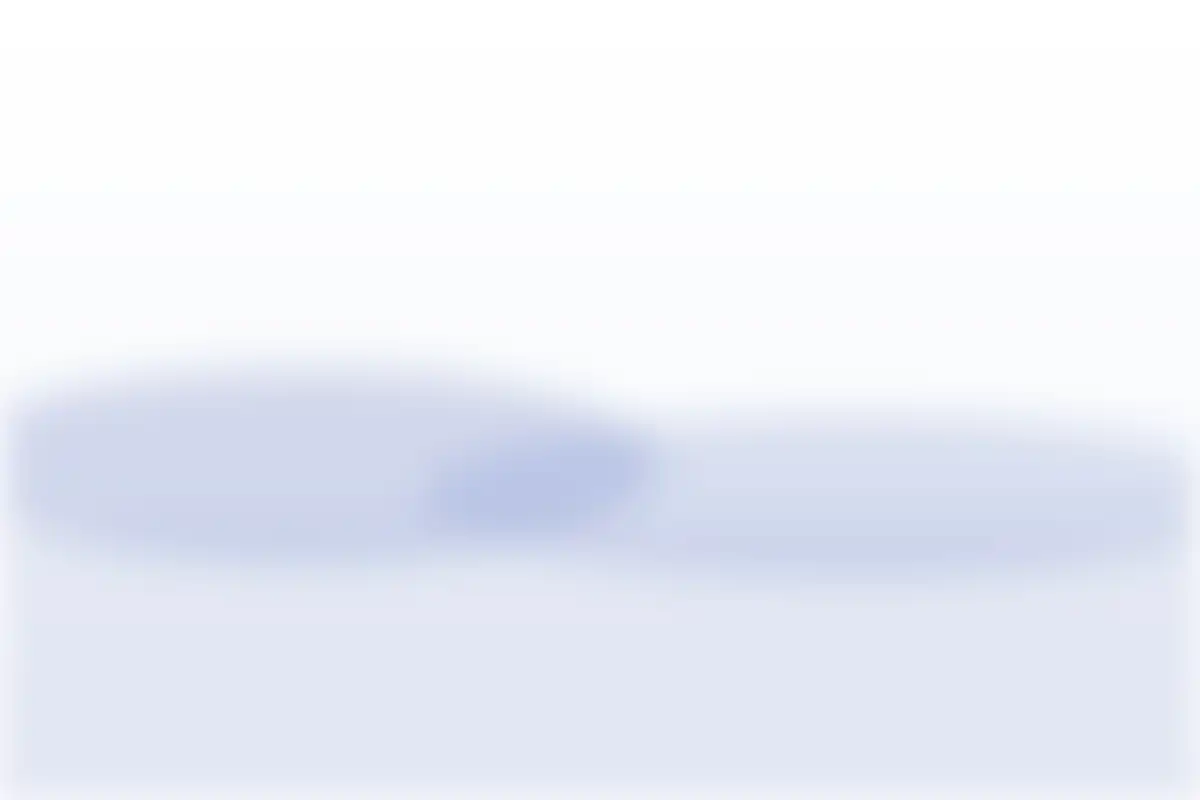 Schooltas tegen een stoel naast een open weekplanner met blanco tabbladen en een blauw etui