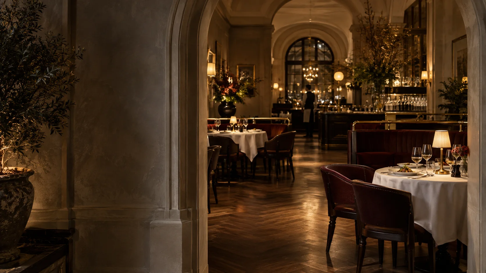 Warm verlichte klassieke brasserie met gedekte tafels