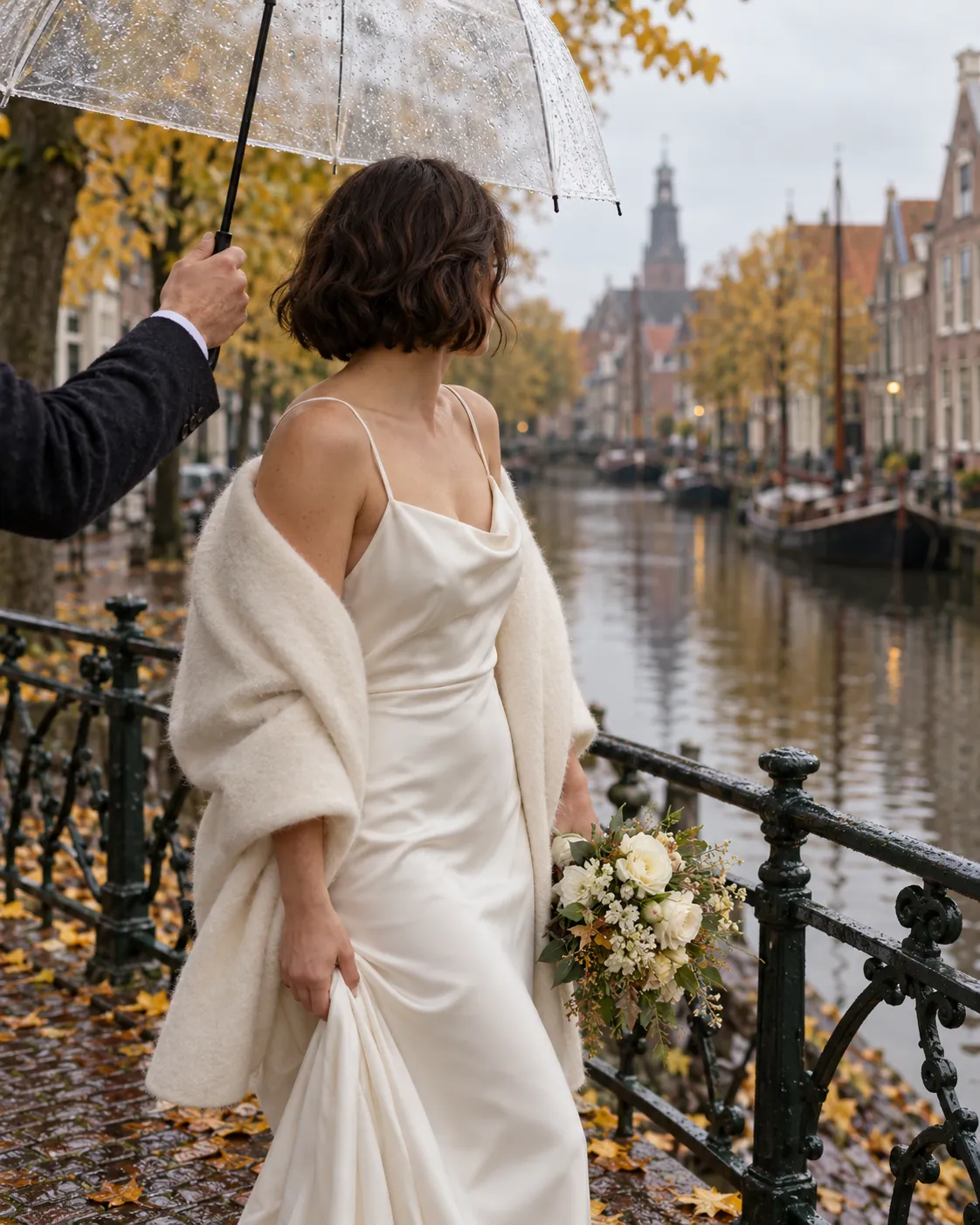 Lieke staat onder een doorzichtige paraplu op een brug, in satijn met een wollen cape (voorbeeld)