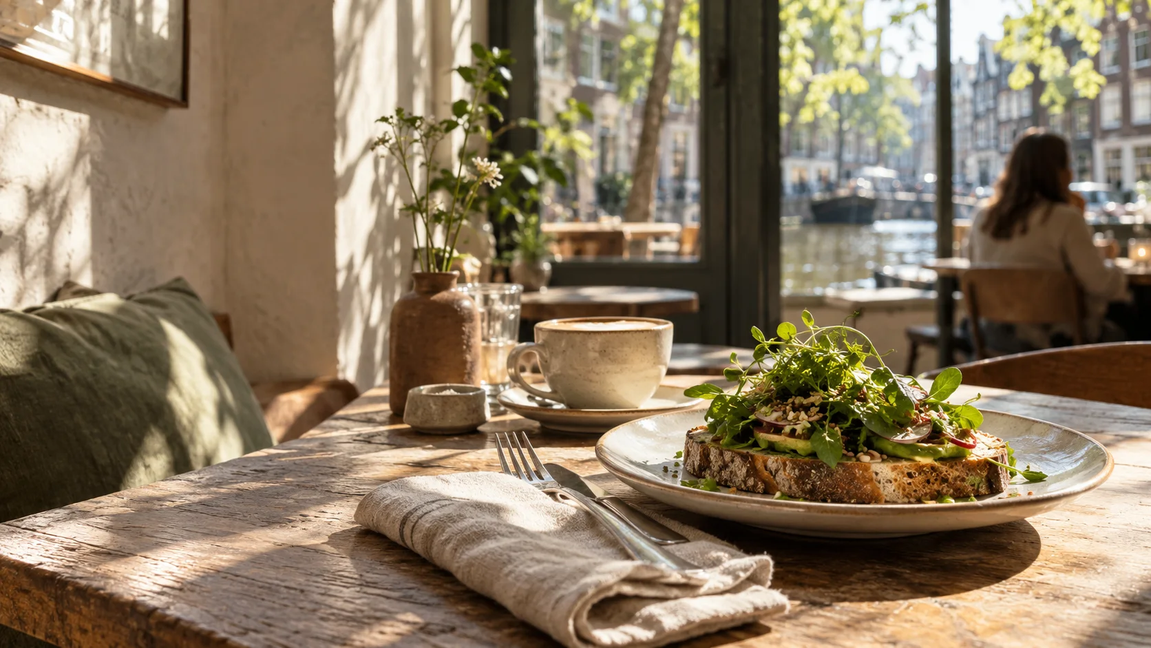 Lunchtafel met brood en koffie