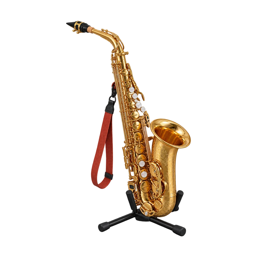 Gouden altsaxofoon op een lage standaard met een rode draagband