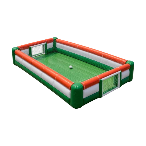 Opblaasbare voetbalkooi met groene vloer, twee doelen en net over de wanden