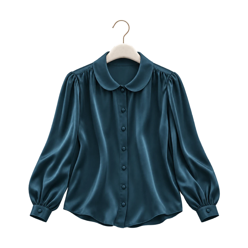 Blauwgroene zijden blouse op een hanger