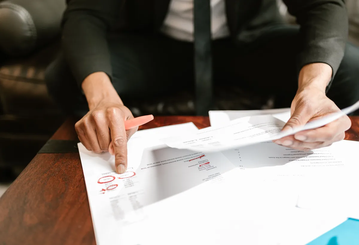Accountant schetst holdingstructuur op whiteboard met ondernemer