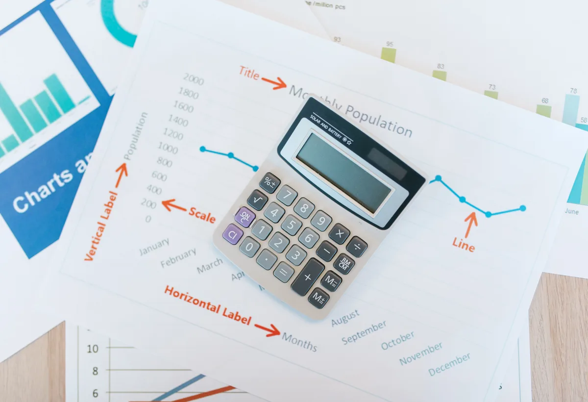 Accountant toont eindejaarstips en investeringsaftrek op tablet