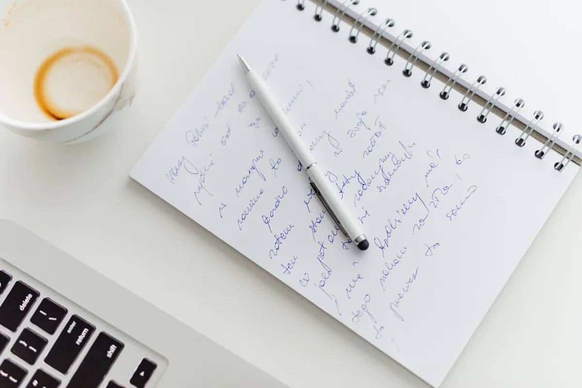 Bureau met notitieboek, pen en laptop voor planning