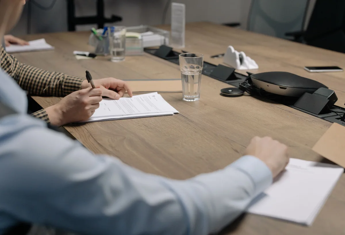 Bestuurders overleggen met advocaat in vergaderruimte