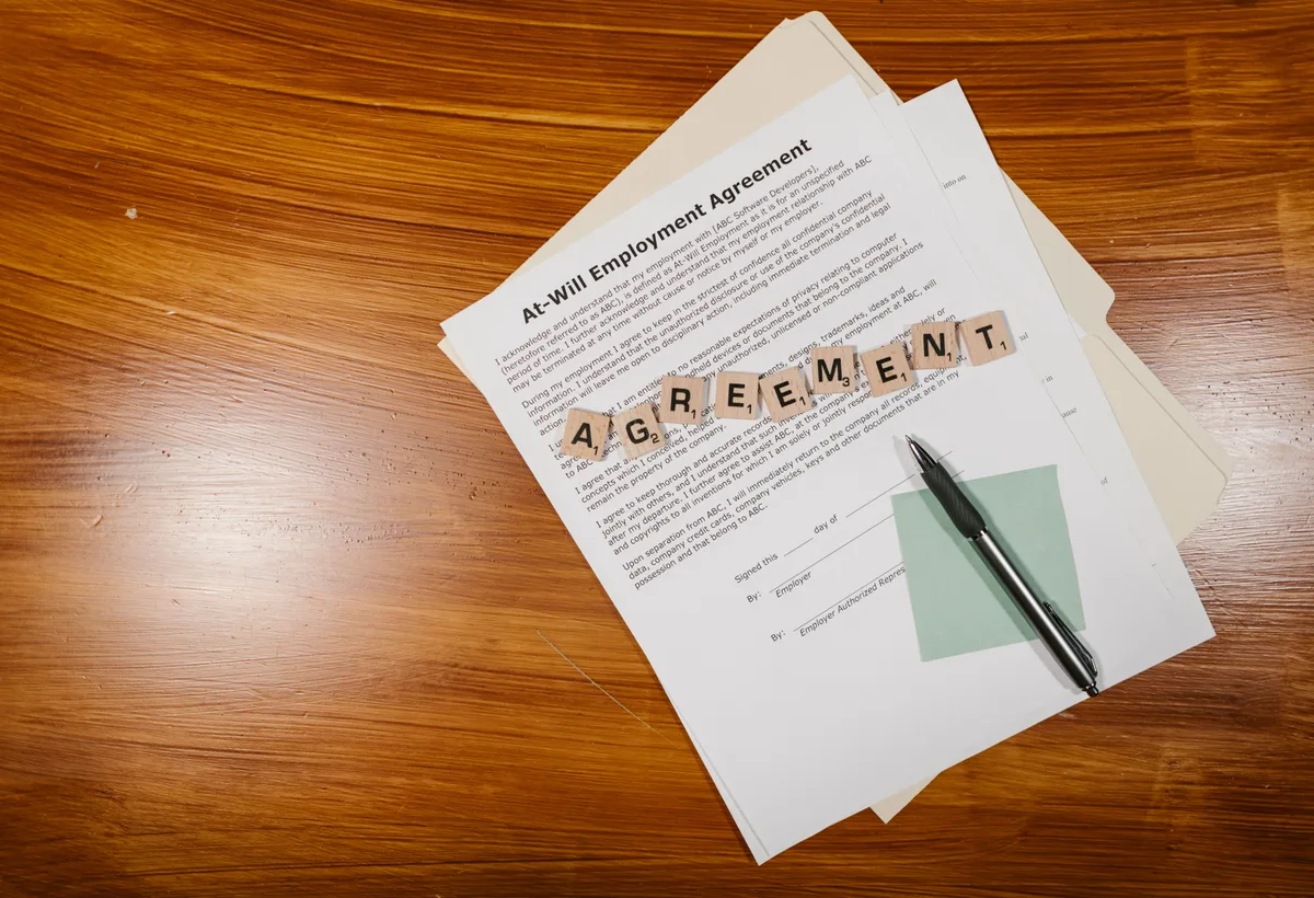 Arbeidscontract met markeringen bij geheimhoudings- en concurrentieclausule