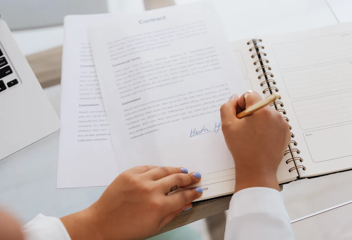 Advocaat toetst algemene voorwaarden en handtekeningen onder contract