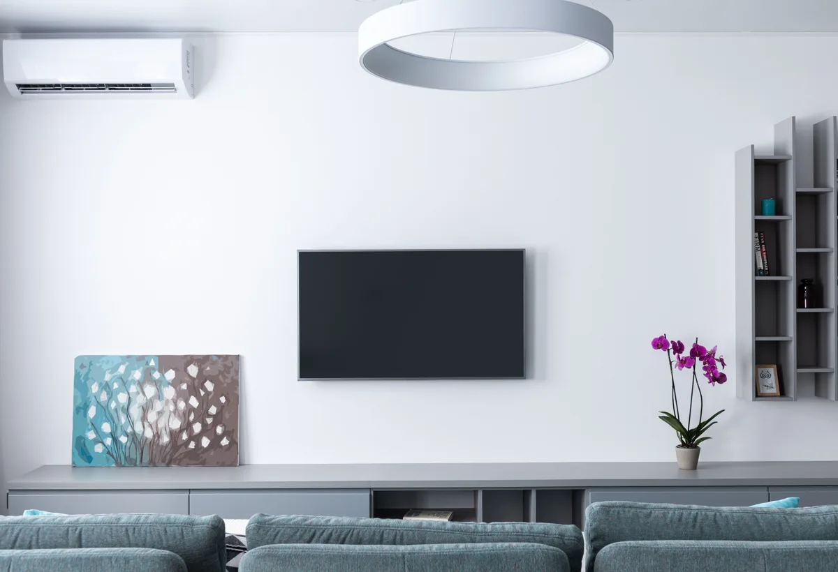 Airco-unit in een rustige moderne woonkamer