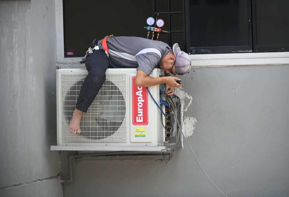 Buitenunits van een aircosysteem aan een gevel
