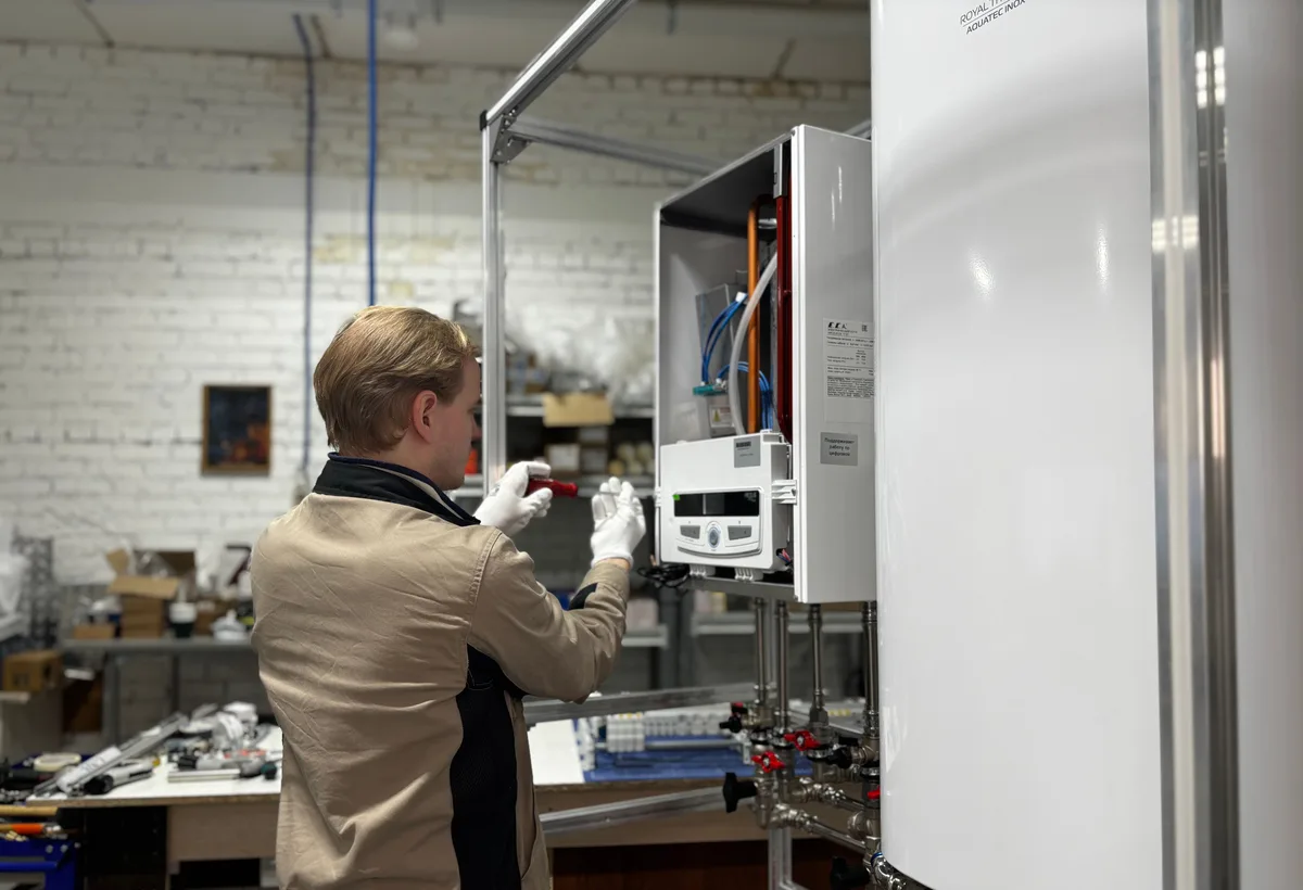 Technicus werkt aan een verwarmingssysteem