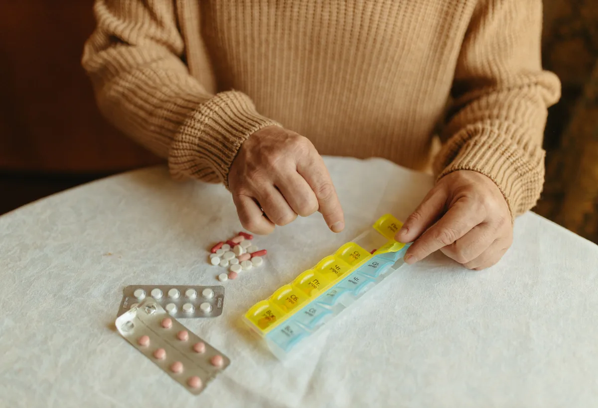 Transparante medicijnrol met afscheurbare zakjes per innametijdstip