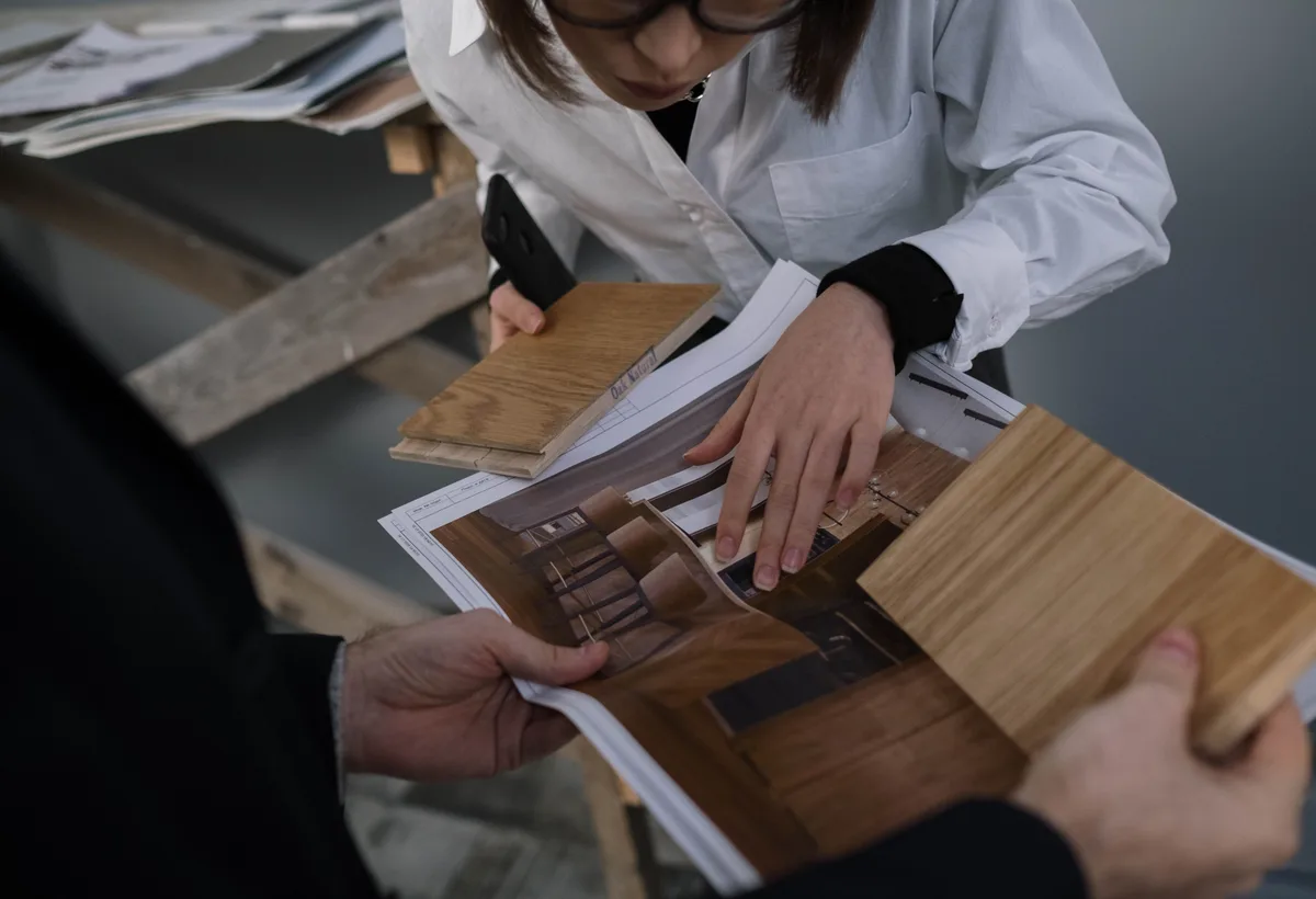 Materiaalstalen worden naast een plattegrond vergeleken