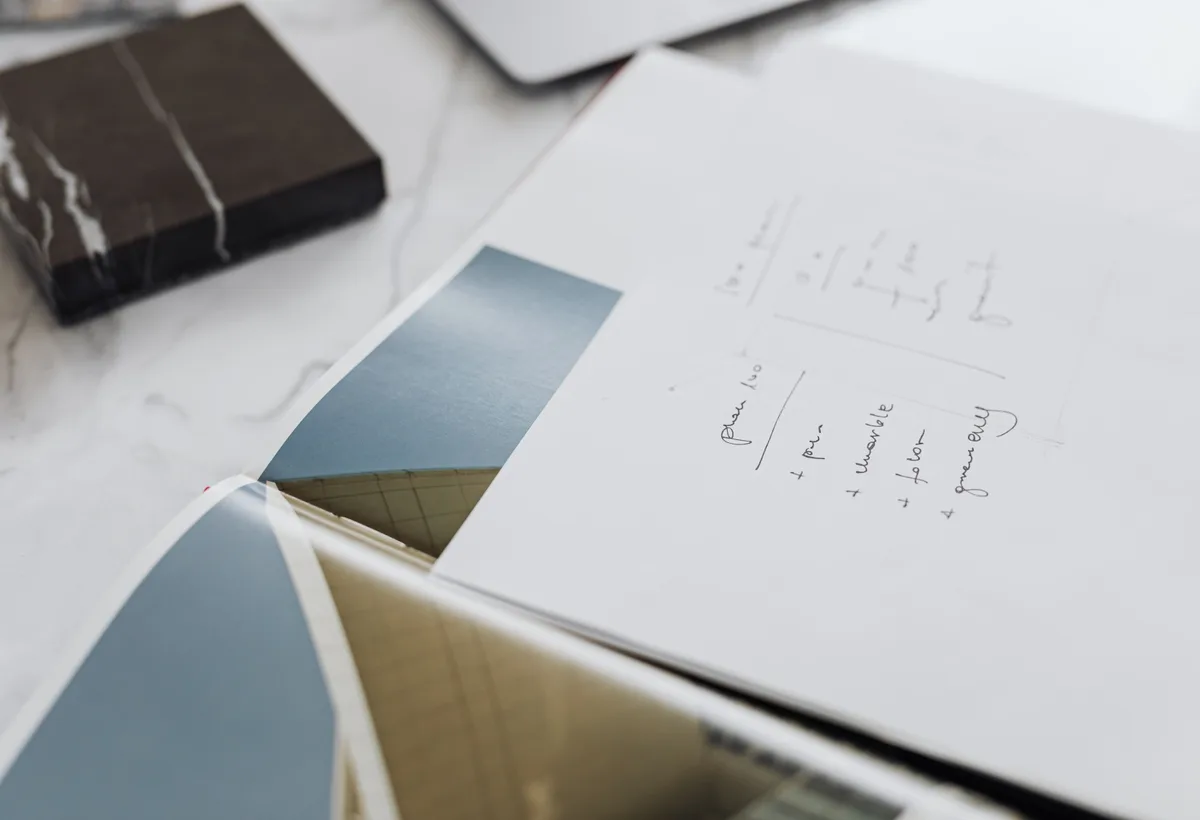 Schetsnotities en materiaalstaal op een ontwerptafel