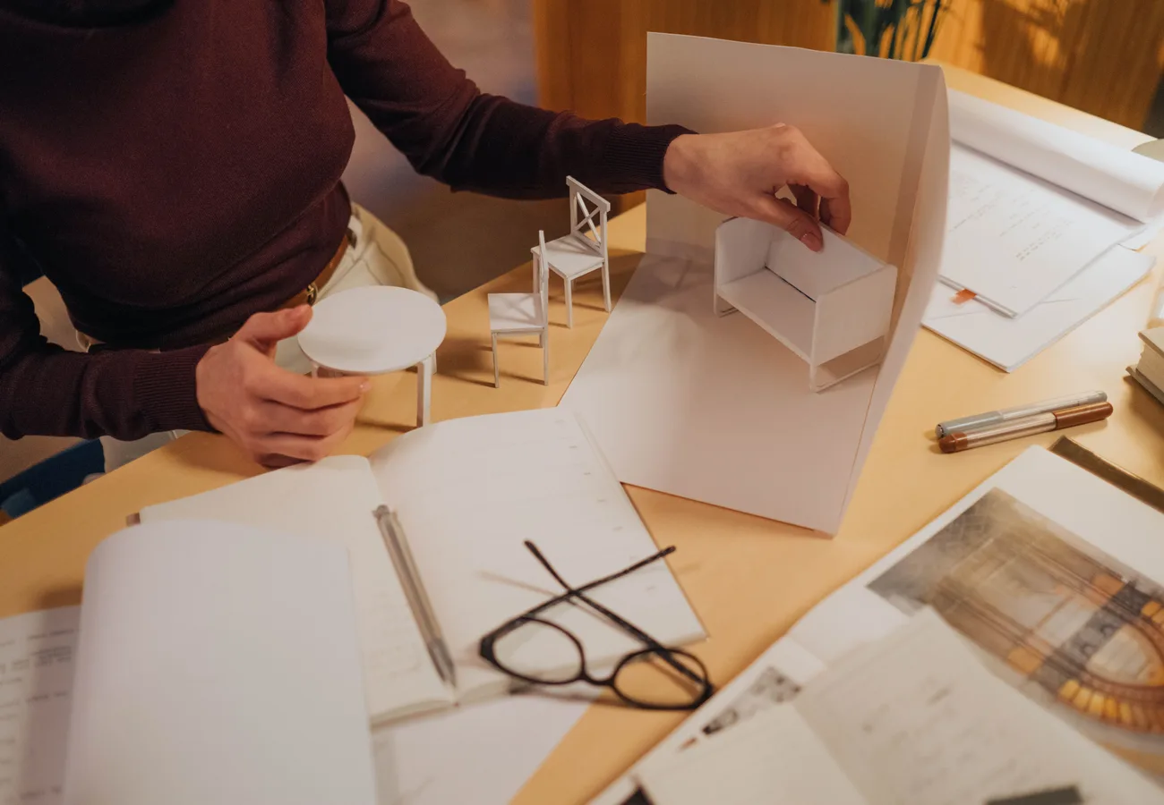 Architectenstudio met maquettes en werktafels