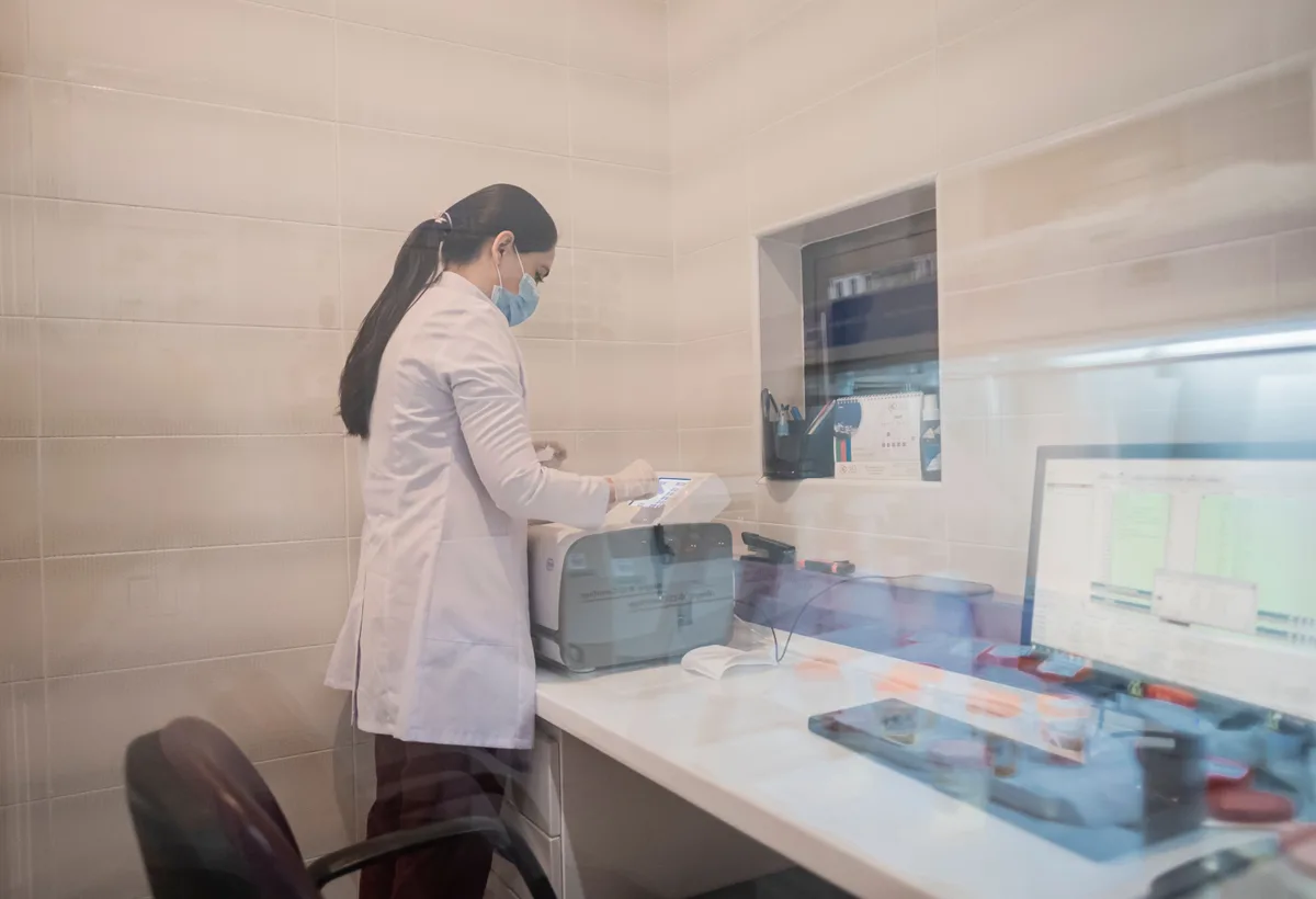 Audicien neemt toonaudiometrie test af in geluiddichte cabine