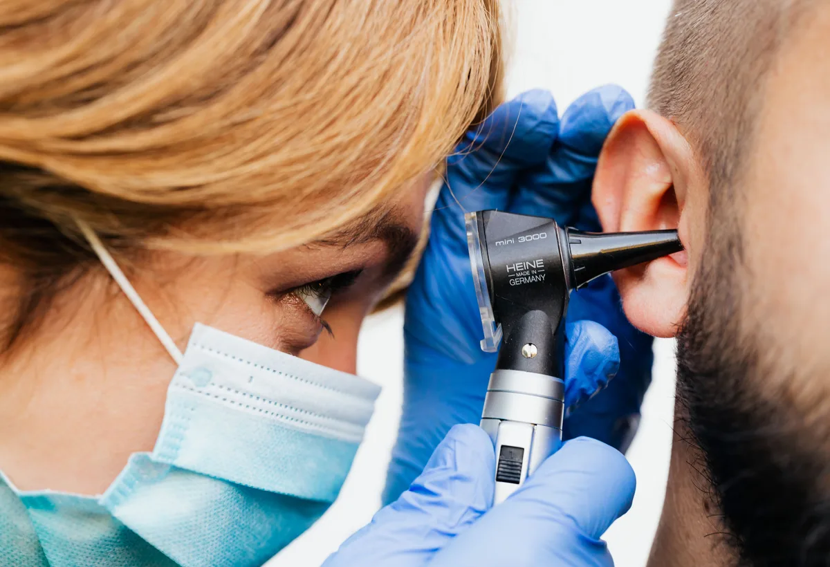 Cliënt luistert naar ontspannende geluidstherapie via hoortoestel