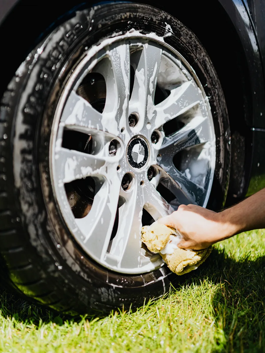 Velg wordt geschuimd en gereinigd