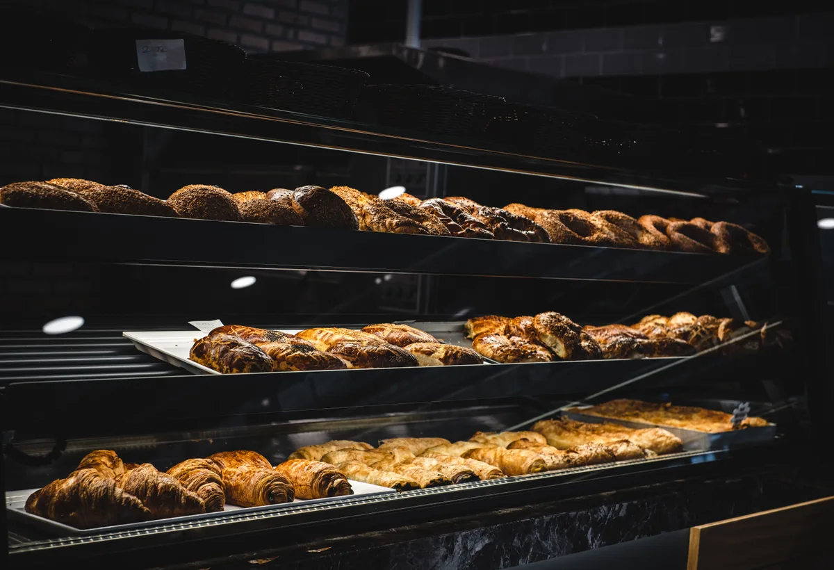 Goudbruine glanzende roombotercroissants vers uit de oven