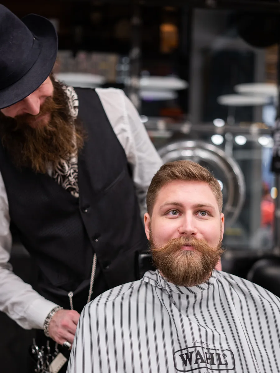 Barbier Sam, lachend in de barbershop
