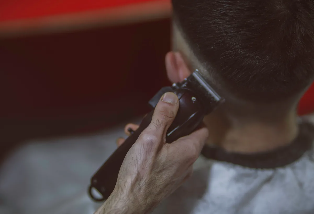 Strakke skin fade overloop aan de zijkant van het hoofd