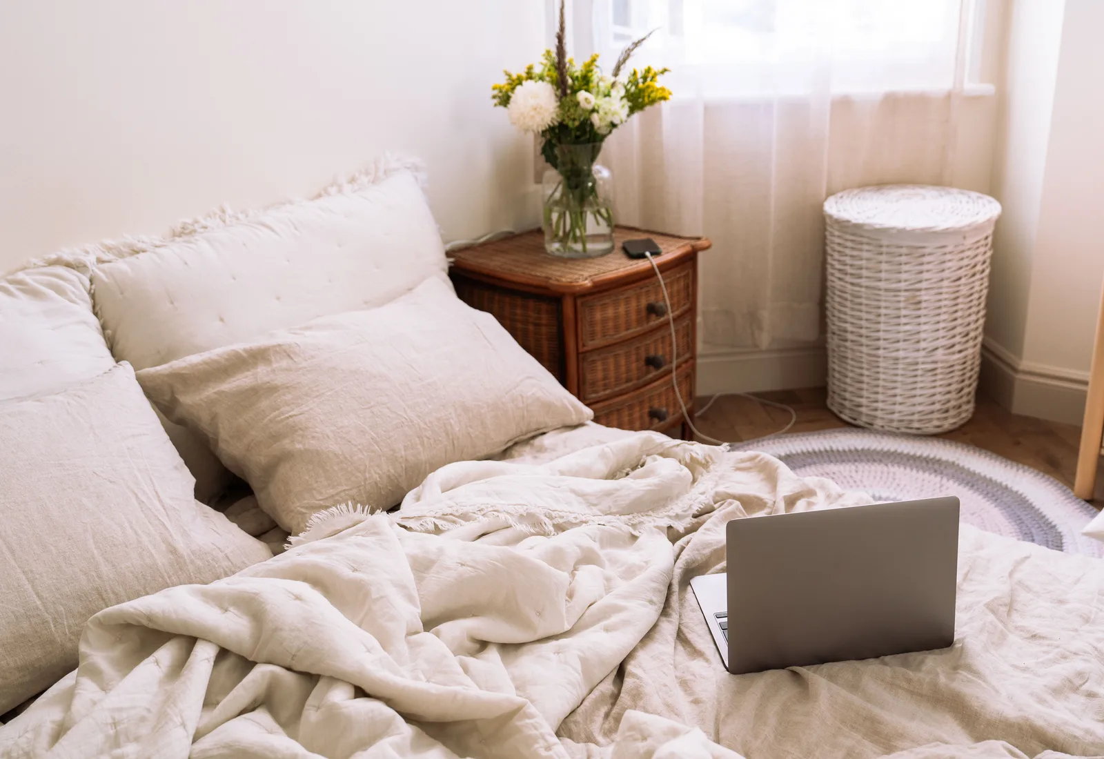 Kamer Helmgras: linnen bed in warm ochtendlicht
