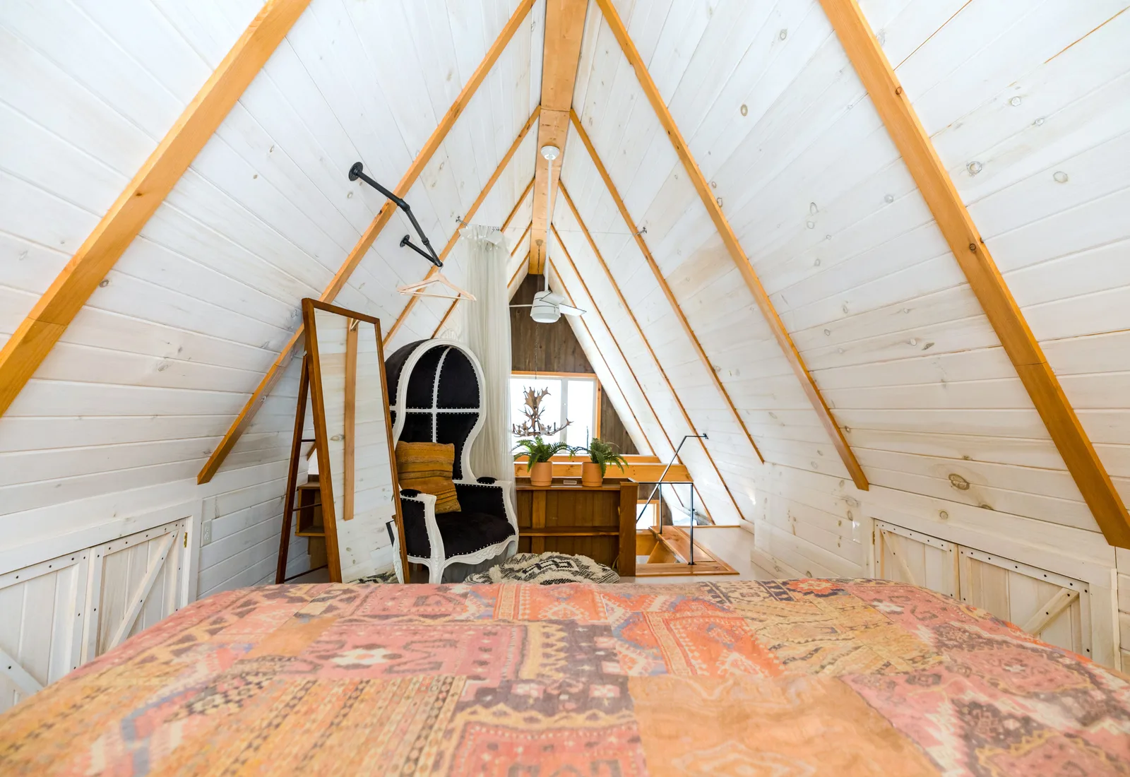 Suite Springtij: zolderkamer met houten balken