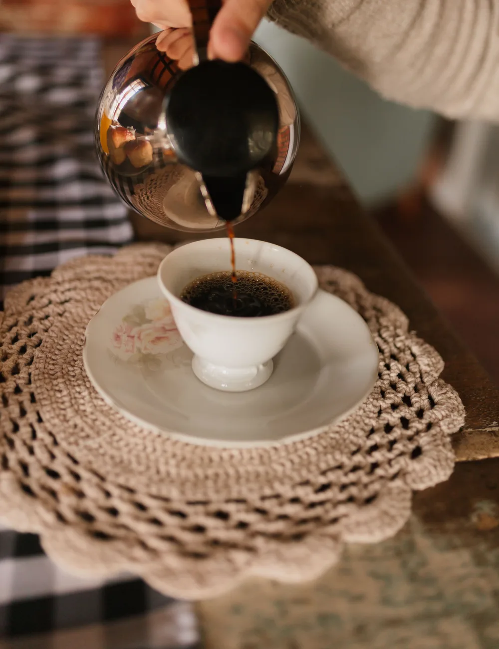 Koffie wordt ingeschonken bij het ontbijt