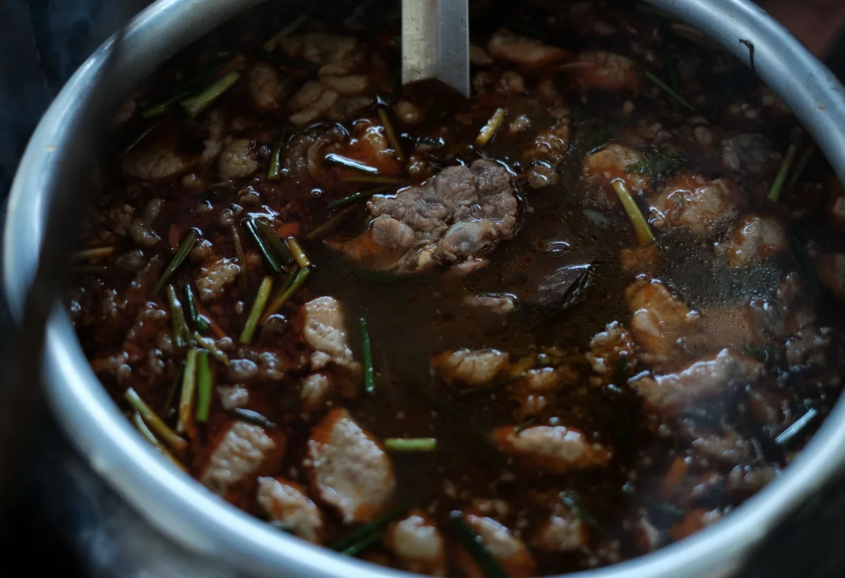 Gietijzeren stoofpan met rijke boeuf bourguignon