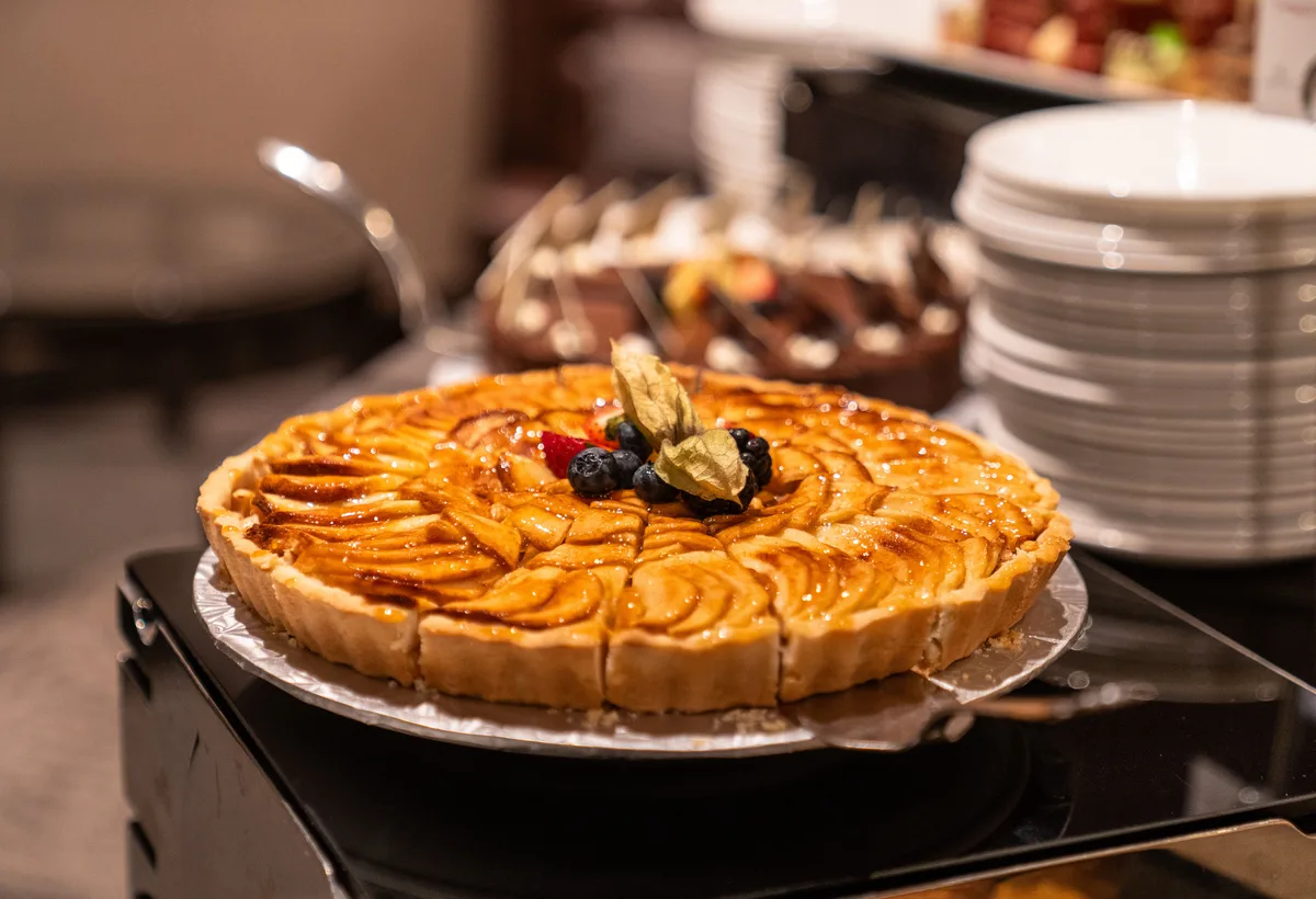 Gekaramelliseerde tarte tatin geserveerd met vanilleroomijs