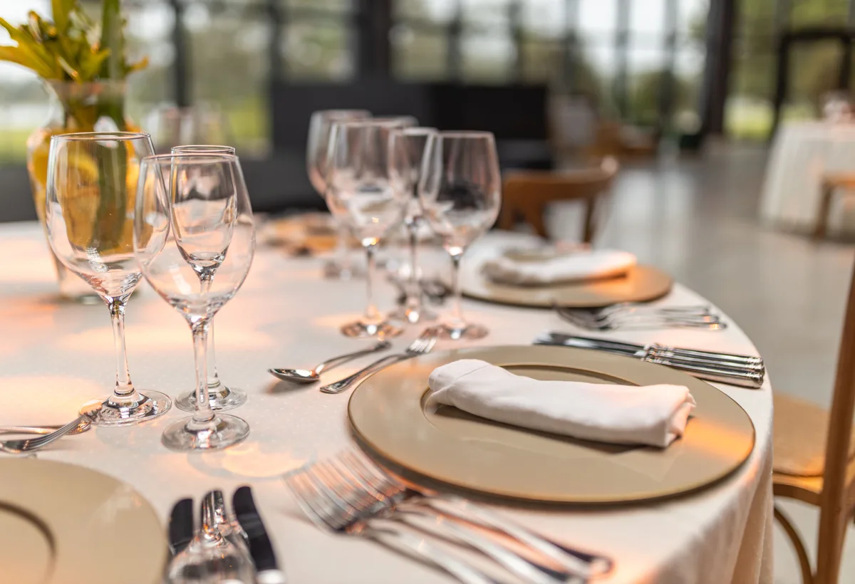 Sommelier schenkt biologische wijn in aan houten bistrotafel