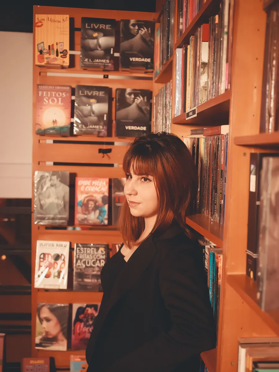 Nour bij de boekenkast