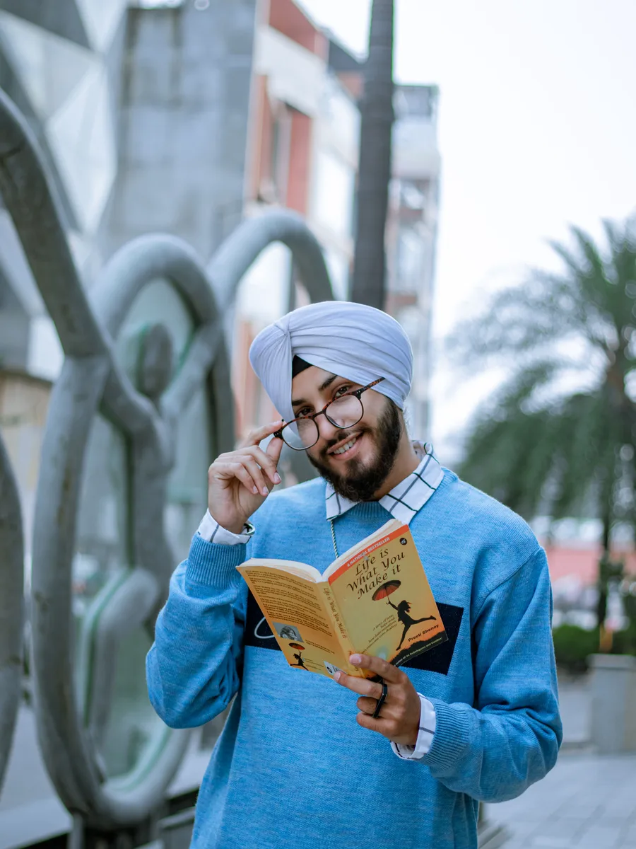 Joos leest in een boek