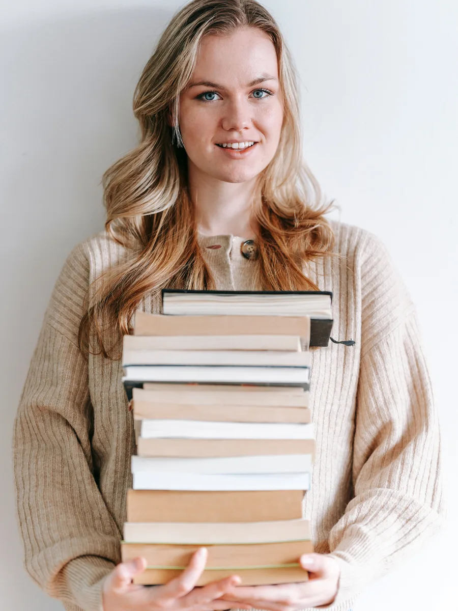 Roos met een stapel boeken