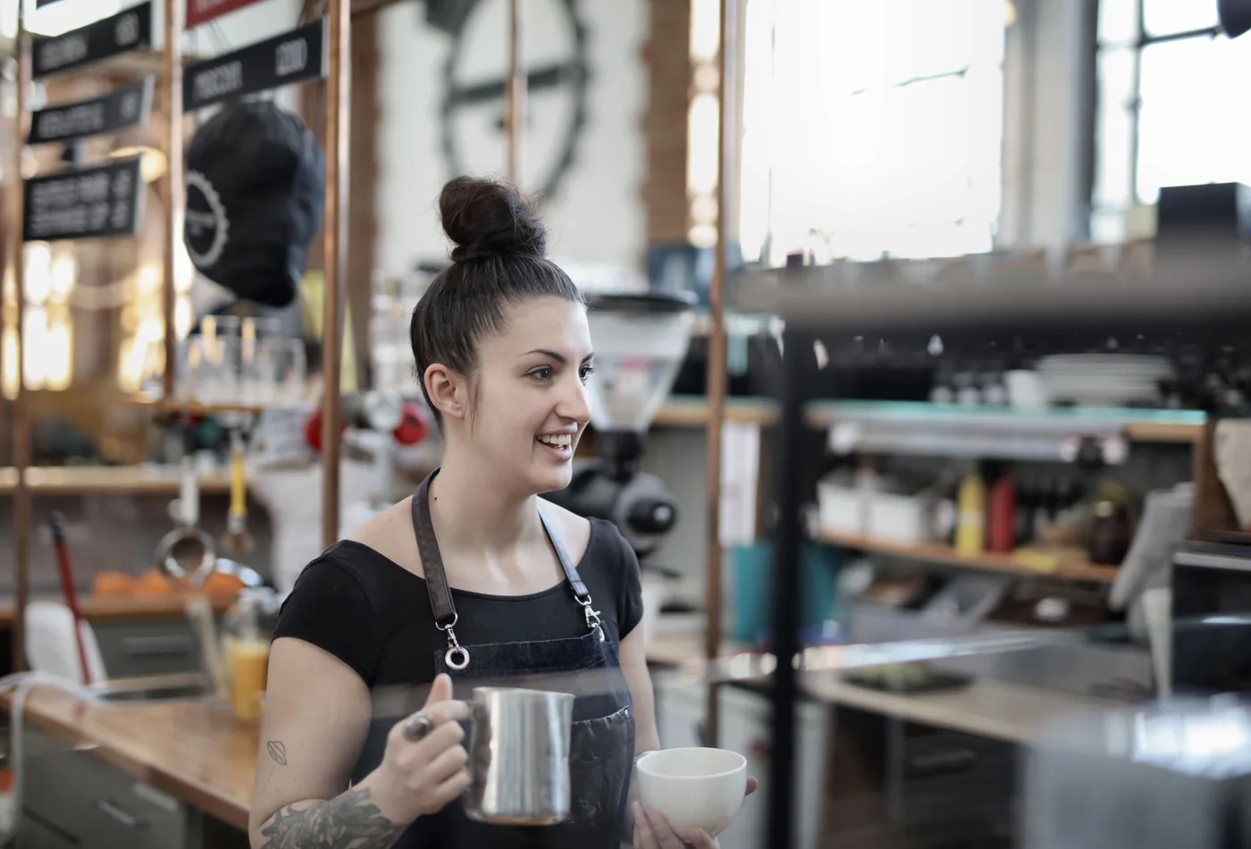 Medewerker met koffie in de winkel
