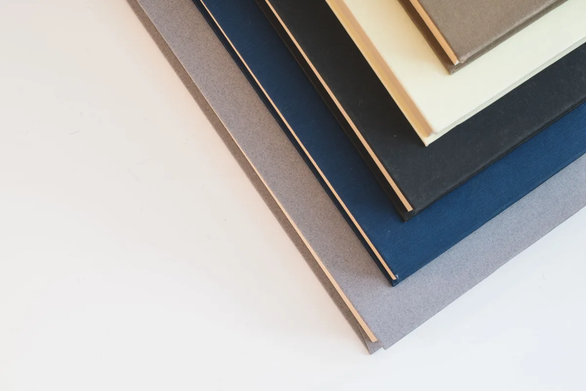Stapel boeken op een lichte ondergrond