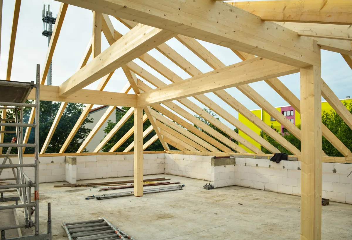 Moderne uitbouw met glazen pui aan de achterzijde van een woning