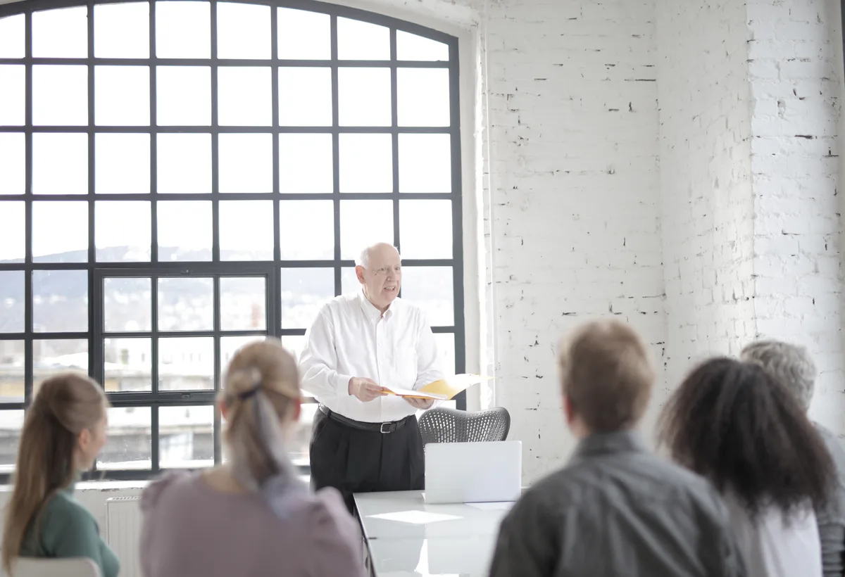 Ondernemer en coach werken aan strategische roadmap op glaswand