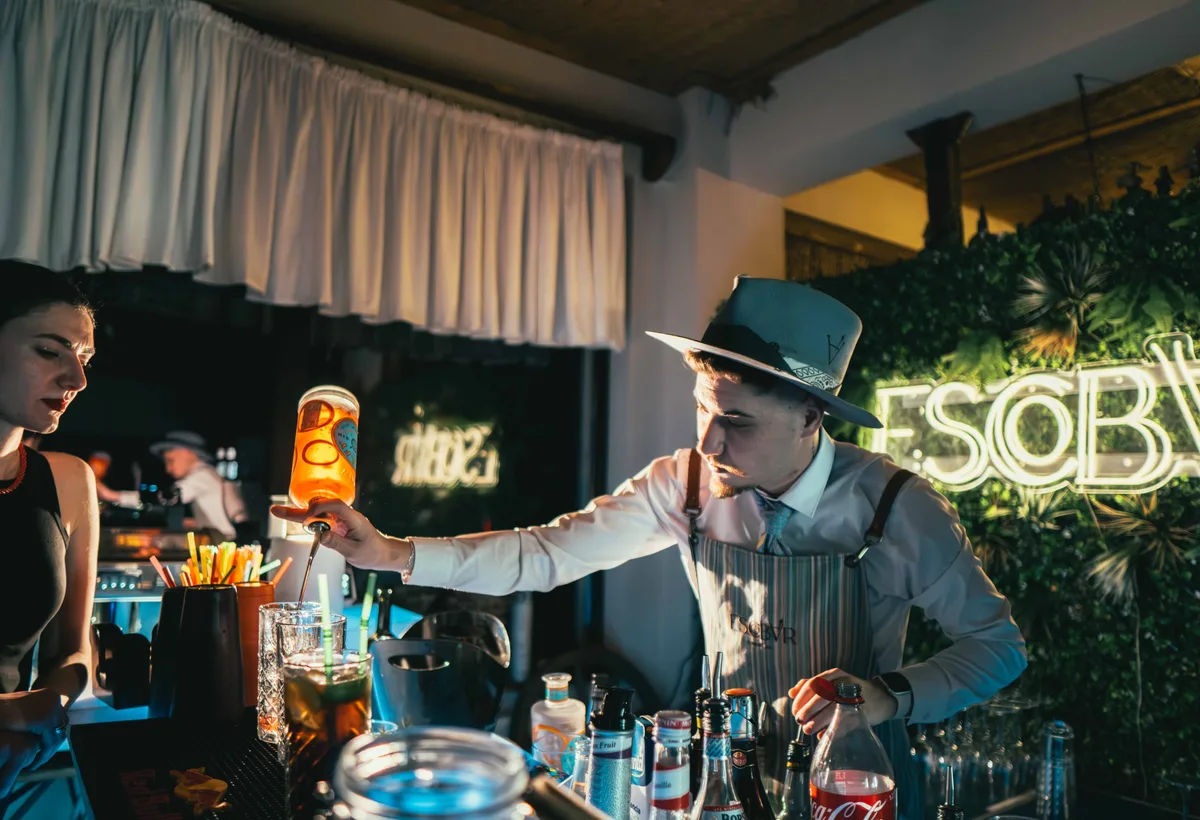Professionele cocktailbar op evenement met barista