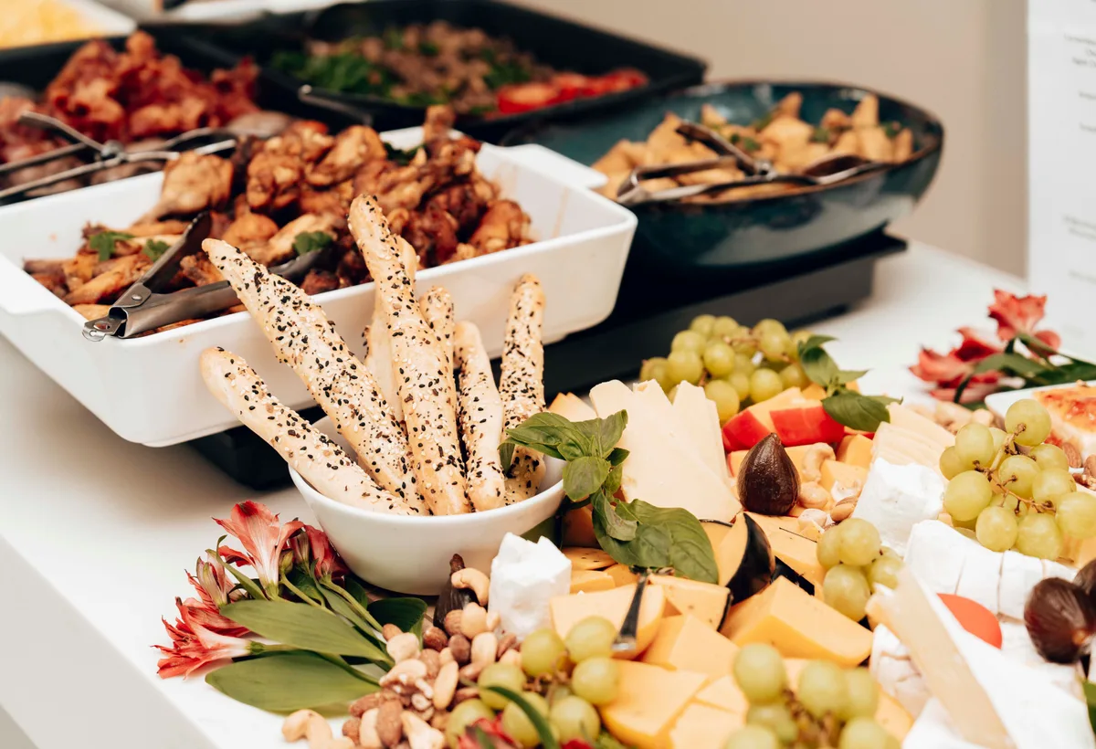 Bediening serveert luxe walking dinner gerechtjes op houten plateaus