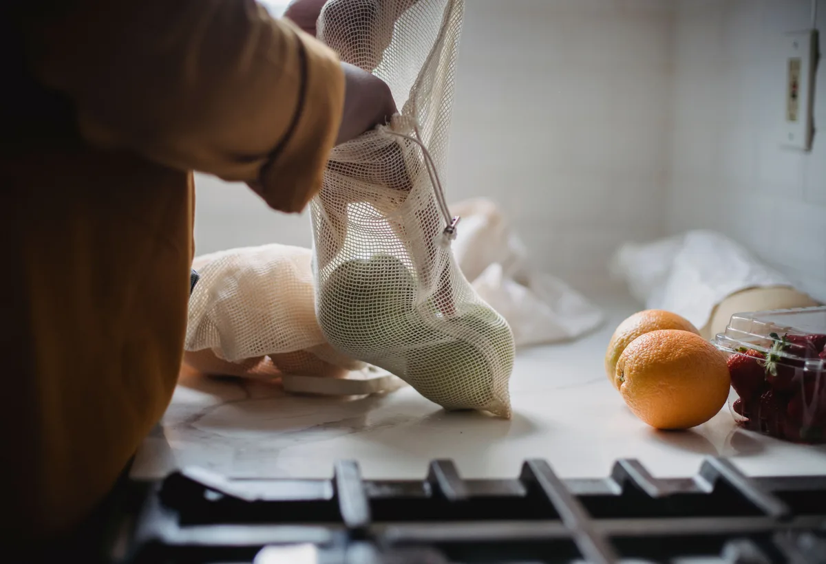 Chef prepareert verse lokale groenten in cateringkeuken