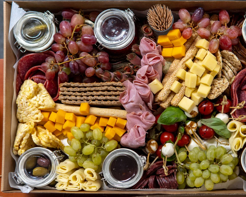 Borrelbox met kaas, fruit en hapjes