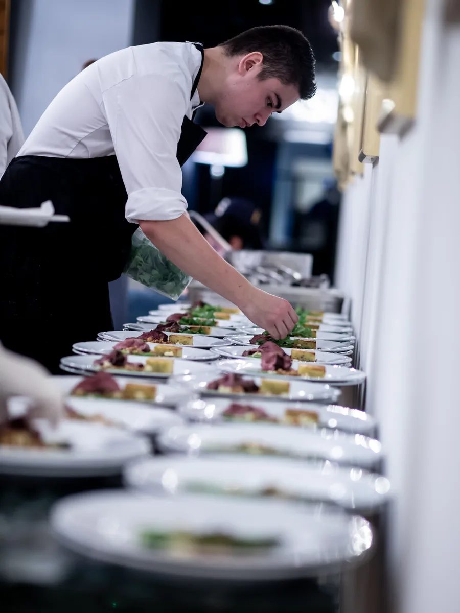 Chef die cateringgerechten opmaakt
