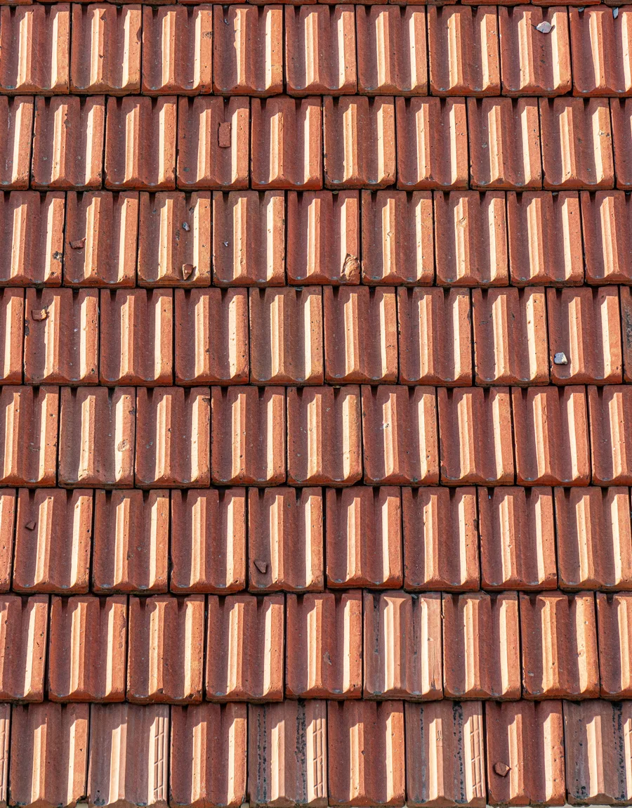 Close-up van keramische dakpannen in rijen