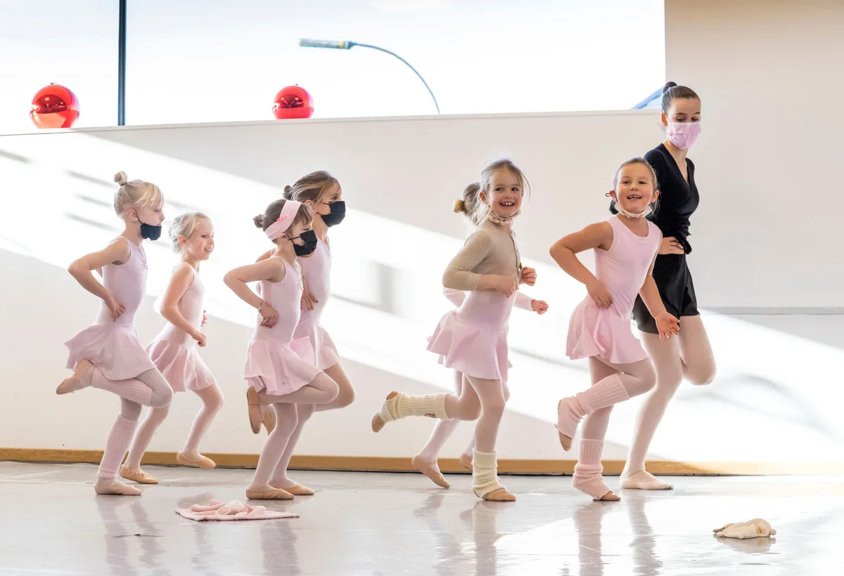 Groep dansers traint choreografie in spiegelzaal