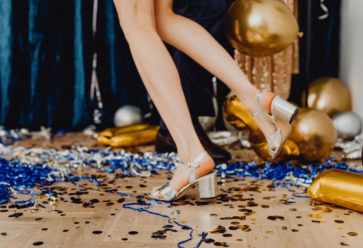 Elegante dansschoenen met suède zolen op houten parketvloer