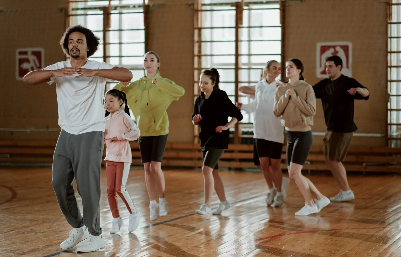 Groepsles bij PULS: dansers oefenen samen een pas