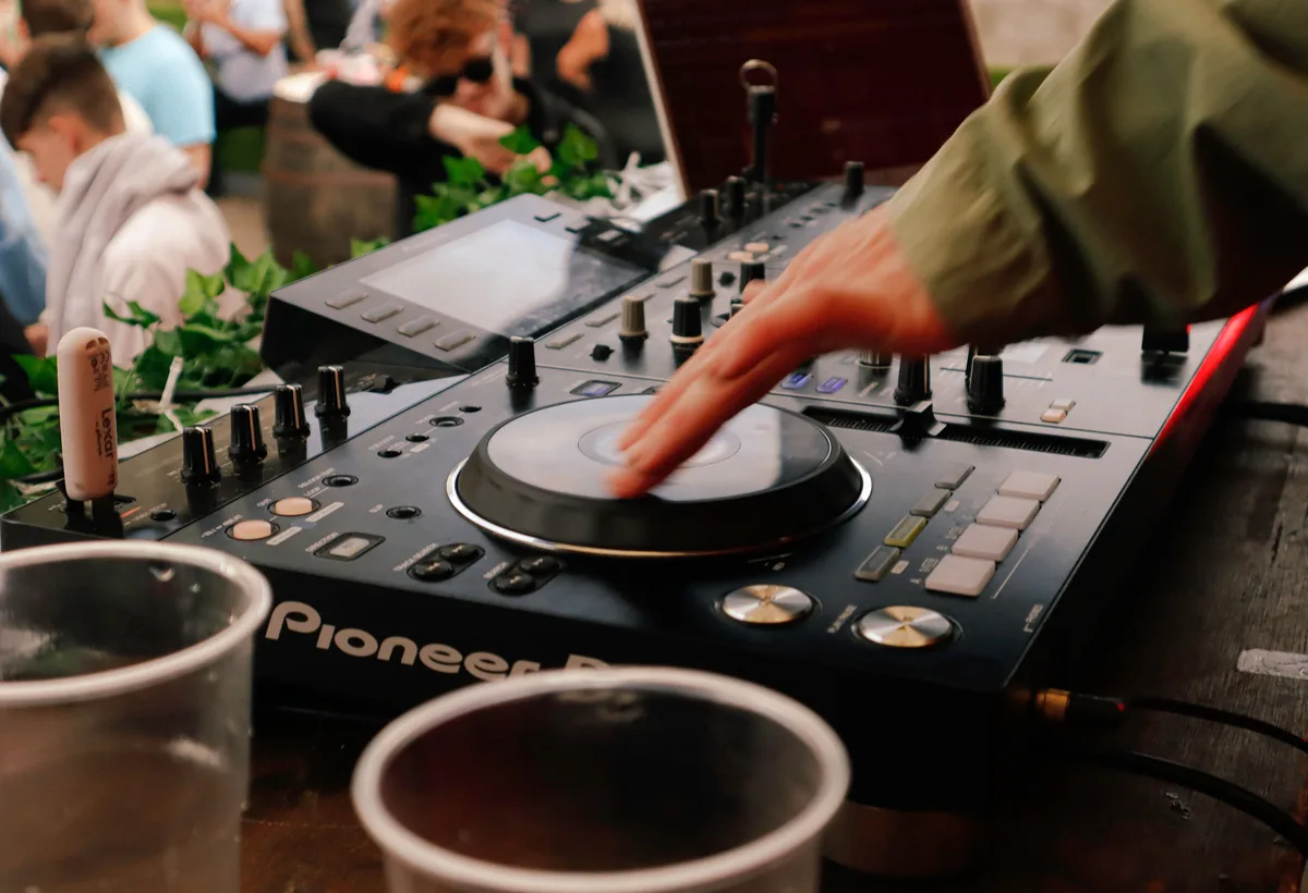 DJ draait op professionele Pioneer set met feestverlichting