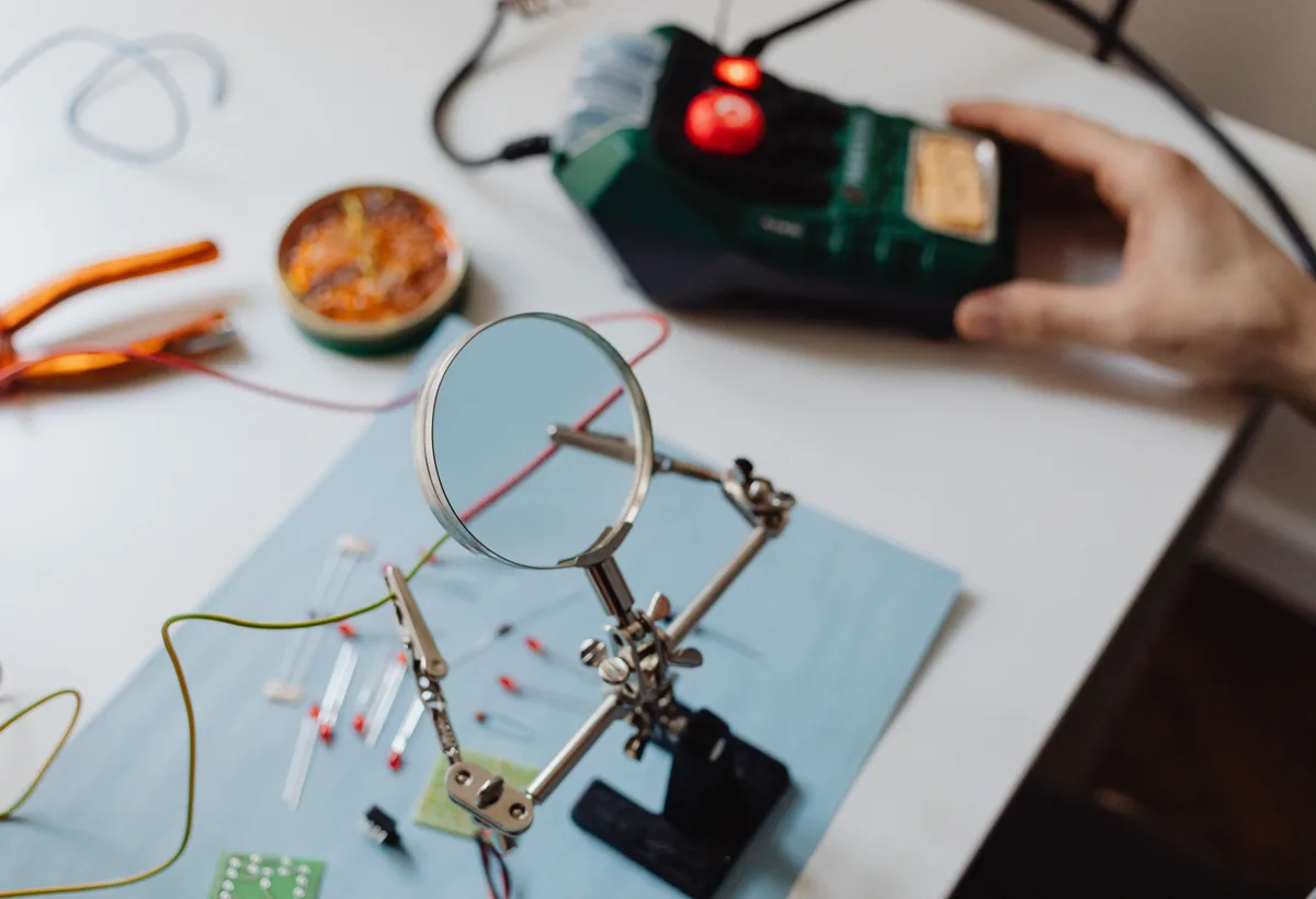 Elektricien meet lekstroom met isolatieweerstandsmeter